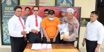 Petugas Tangkap Pengedar Obat Terlarang