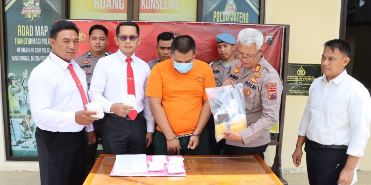 Petugas Tangkap Pengedar Obat Terlarang