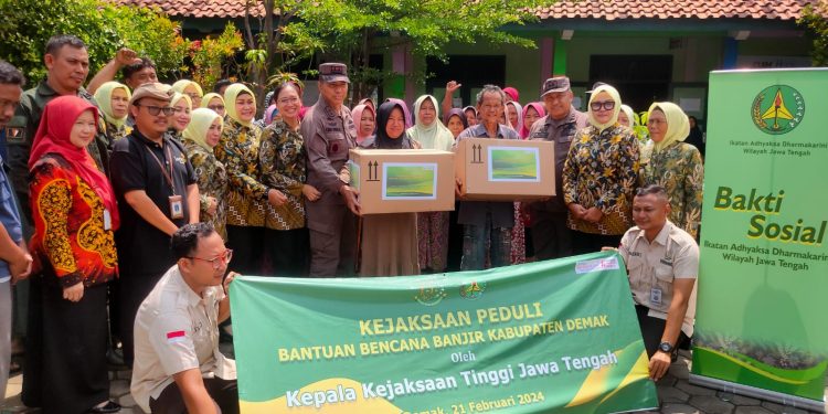 Warga Terdampak Banjir di Demak Mendapatkan Bantuan Logistik dari Kajati Jateng
