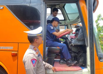 Pastikan Keselamatan Penumpang, Satlantas Polres Demak Bersama Dishub Dan Dokkes Gelar Ramp Check Bus dan Klinik Kesehatan di Terminal