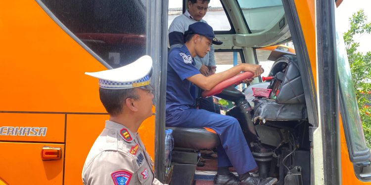 Pastikan Keselamatan Penumpang, Satlantas Polres Demak Bersama Dishub Dan Dokkes Gelar Ramp Check Bus dan Klinik Kesehatan di Terminal