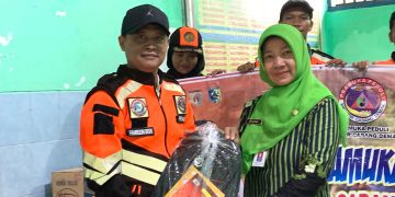 Kwarcab Demak Serahkan Bantuan Peralatan Tulis ke Korban Banjir di Karanganyar