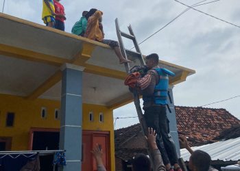 Ratusan Polisi Diterjunkan Untuk Evakuasi Korban Banjir di Demak