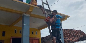 Ratusan Polisi Diterjunkan Untuk Evakuasi Korban Banjir di Demak