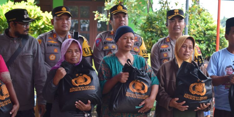 Polres Demak Salurkan Bantuan Kepada Korban Banjir Demak