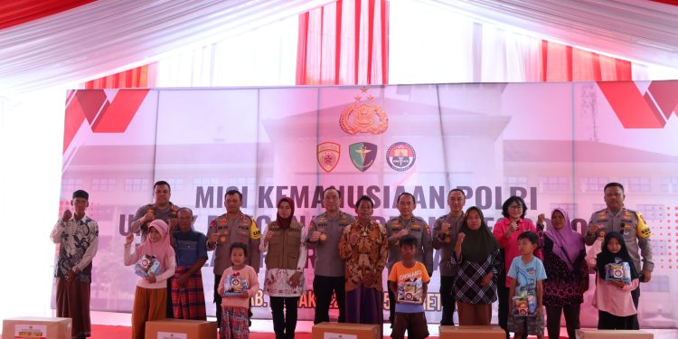 Mabes Polri Kirim Tim Kemanusiaan dan Ribuan Paket Bantuan  Untuk Pengungsi Banjir Demak