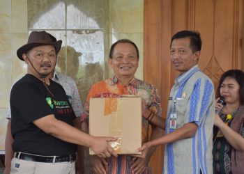 IKA UNDIP Berikan Bantuan Sembako dan Mushaf Al- Qur’an Untuk Korban Banjir di Loireng