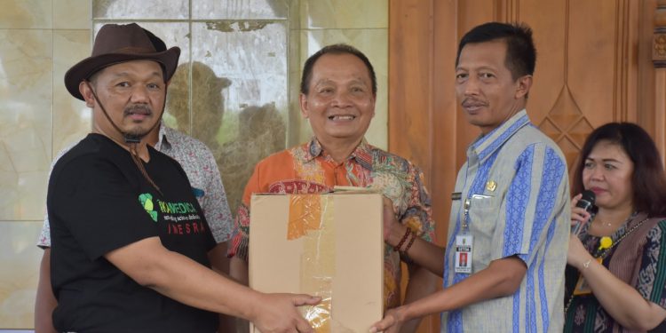 IKA UNDIP Berikan Bantuan Sembako dan Mushaf Al- Qur’an Untuk Korban Banjir di Loireng