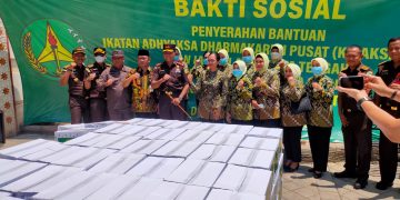 Ratusan Paket Sembako Dibagikan Kajati Kepada Warga Terdampak Banjir