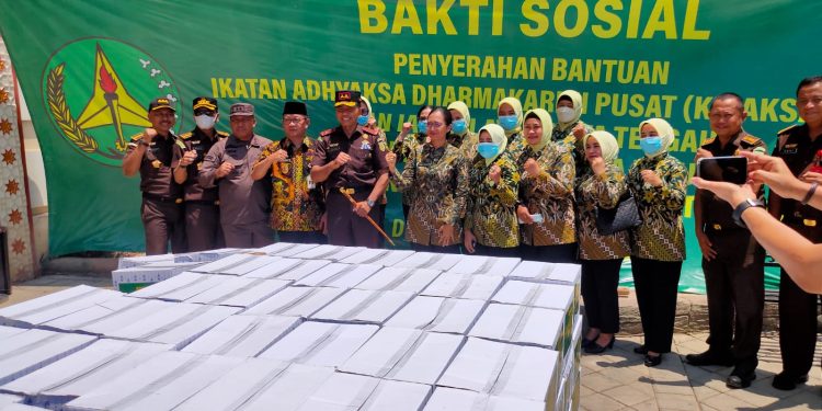 Ratusan Paket Sembako Dibagikan Kajati Kepada Warga Terdampak Banjir
