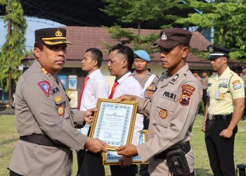 Kapolres Demak Beri Penghargaan Kepada Anggota dan Satpam Berprestasi