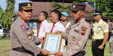 Kapolres Demak Beri Penghargaan Kepada Anggota dan Satpam Berprestasi