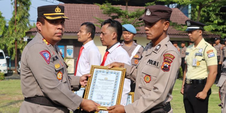 Kapolres Demak Beri Penghargaan Kepada Anggota dan Satpam Berprestasi