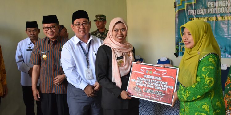 Bupati Beri Bantuan Pada Guru Madin, TPQ dan Pondok Pesantren di Demak Kota