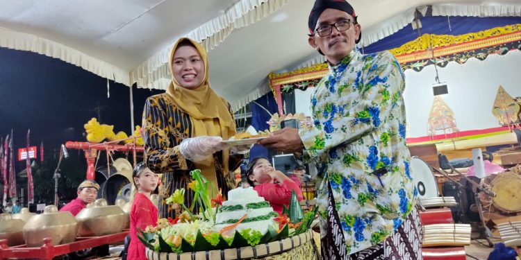 Bupati Buka Sosialisasi DBCHT Melalui Media Wayang