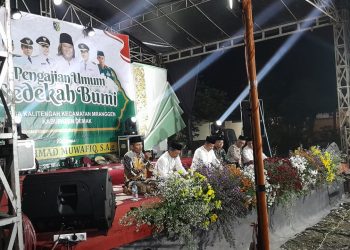 Bersyukur Atas Hasil Bumi, Warga Kalitengah Adakan Apitan