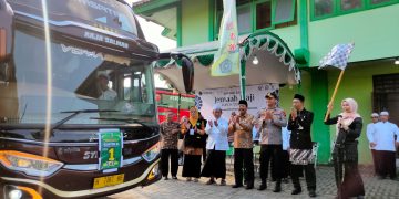 Usai Putari Alun-alun 7 kali, Jamaah Haji Asal Demak Diberangkatkan