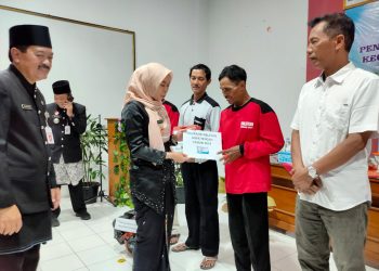 Bupati Serahkan Bantuan Untuk Nelayan Bonang dan Wedung