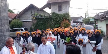 Dikawal Emak-emak Mas Budi Kembalikan Formulir ke PKS