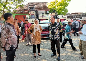 Bupati Serahkan Bantuan Alat Pertanian Kepada 11 Poktan