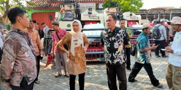 Bupati Serahkan Bantuan Alat Pertanian Kepada 11 Poktan