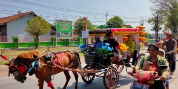 Desa Bakalrejo Adakan Apitan Ribuan Warga Berebut Gunungan