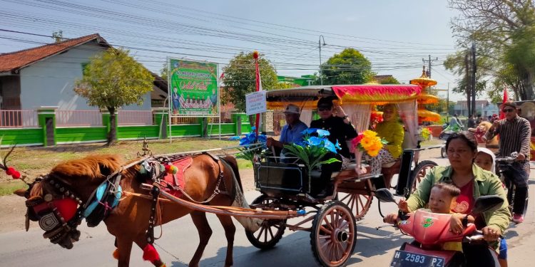Desa Bakalrejo Adakan Apitan Ribuan Warga Berebut Gunungan