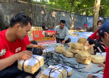 Ramah Lingkungan, Pembagian Daging Kurban di Semarang Gunakan Besek Bambu
