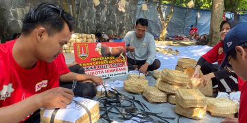 Ramah Lingkungan, Pembagian Daging Kurban di Semarang Gunakan Besek Bambu