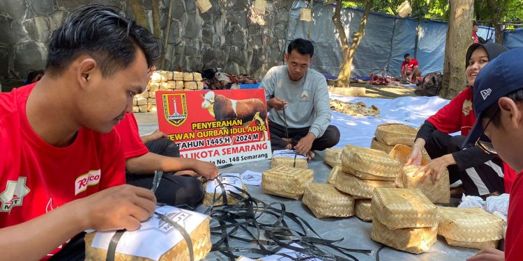 Ramah Lingkungan, Pembagian Daging Kurban di Semarang Gunakan Besek Bambu