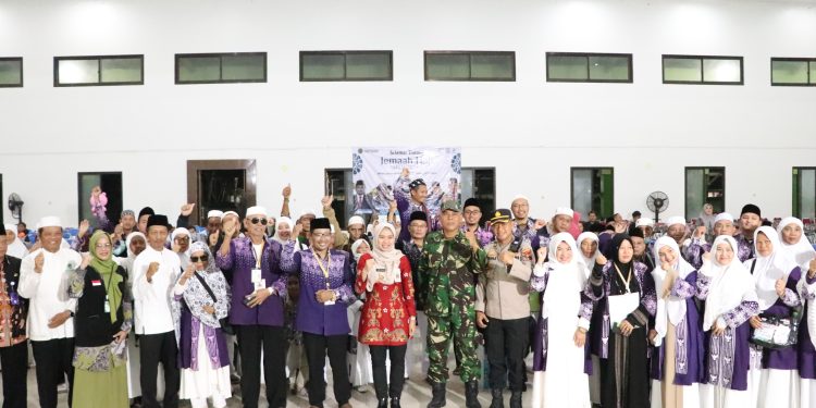 Bupati Sambut Jemaah Haji Kabupaten Demak Kloter 64 Debarkasi Solo