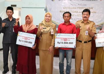 Bupati Eistianah Serahkan Bantuan RTLH Kepada Masyarakat