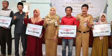 Bupati Eistianah Serahkan Bantuan RTLH Kepada Masyarakat