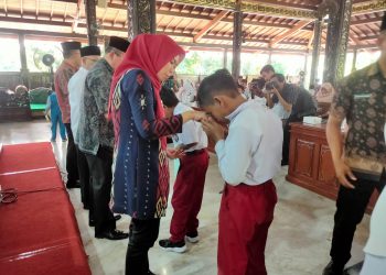 Sambut Muharam Bupati Eistianah Serahkan Santunan Kepada Anak Yatim