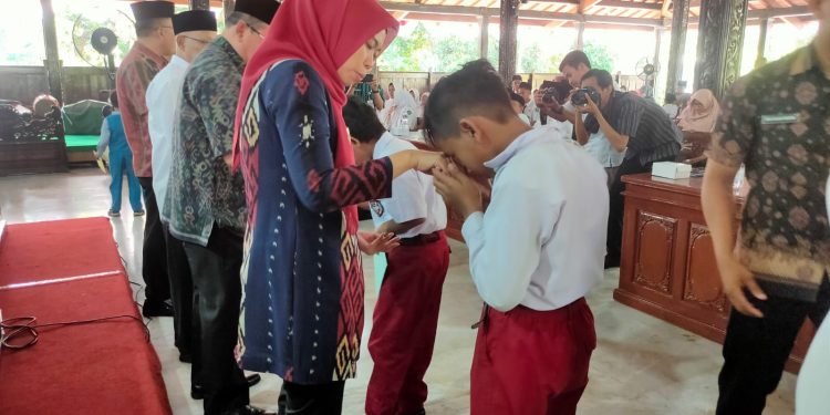 Sambut Muharam Bupati Eistianah Serahkan Santunan Kepada Anak Yatim