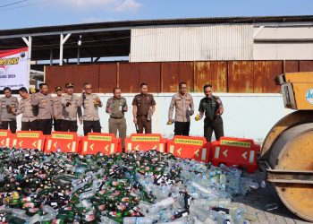 Polres Demak Memusnahkan Ribuan Botol Miras Hasil Ops Pekat