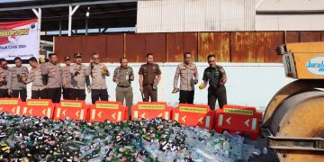 Polres Demak Memusnahkan Ribuan Botol Miras Hasil Ops Pekat