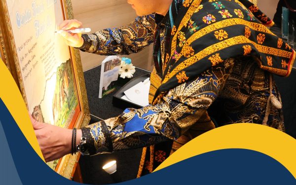 Tandatangani Lukisan untuk Sampul Buku Cerita Tanah Ulayat Hari Ini, Menteri AHY: Terus Perjuangkan Hak dan Kesejahteraan Masyarakat Adat