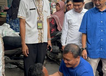 Ahmad Luthfi Berikan Dukungan Moril Penyandang Disabilitas di Pasar Bintoro Demak