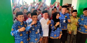 Kelola Sampah, Bupati Eistianah Gandeng Ponpes