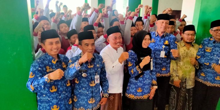 Kelola Sampah, Bupati Eistianah Gandeng Ponpes