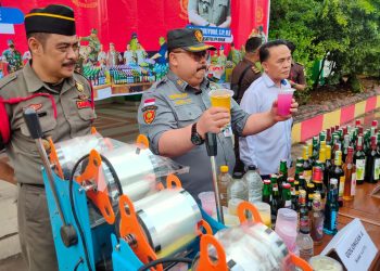 Satpol PP Demak Musnahkan Ratusan Botol Miras dan Es Moni