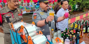 Satpol PP Demak Musnahkan Ratusan Botol Miras dan Es Moni