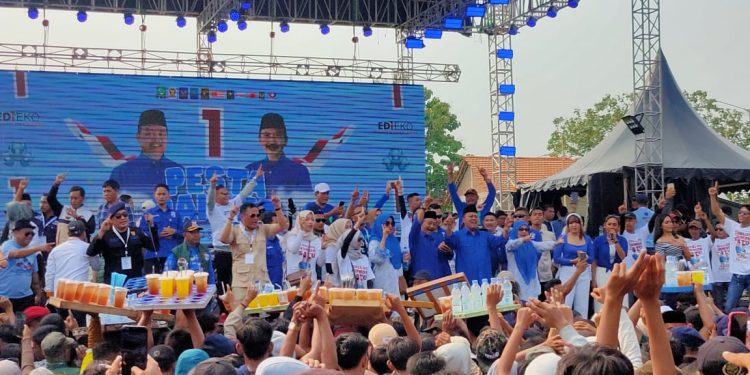 Kampanye Akbar Edi–Eko di Desa Jogoloyo Berlangsung Meriah, Ribuan Massa Padati Lapangan