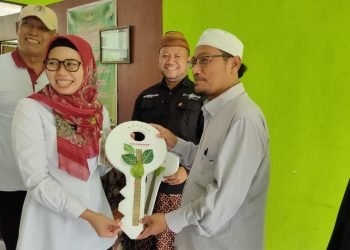 Bupati Serahkan Bantuan Alat Pengelolaan Sampah untuk Pondok Pesantren