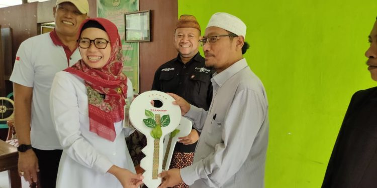 Bupati Serahkan Bantuan Alat Pengelolaan Sampah untuk Pondok Pesantren