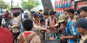 Ratusan Warga Serbu Makanan Gratis dari DPC PDIP Demak