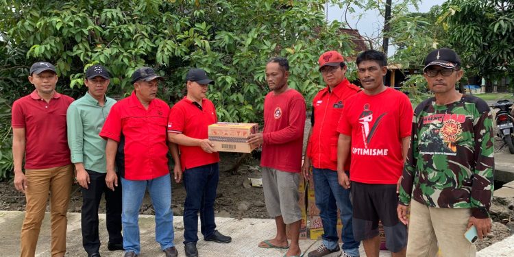 Ketua DPC PDIP Demak Berikan Bantuan di Tlogoweru, Soroti Pentingnya Penanganan Tanggul