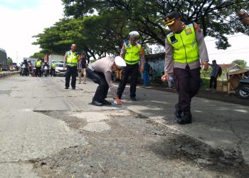 Tindak Lanjuti Temuan Jalan Berlubang Berikan Tanda Cat Demi Keselamatan Pengguna Jalan