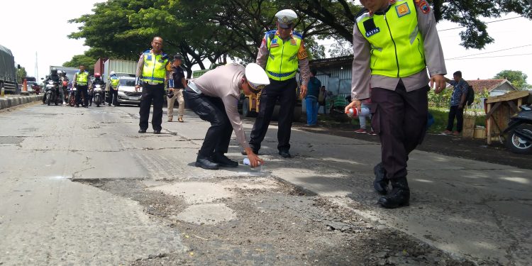 Tindak Lanjuti Temuan Jalan Berlubang Berikan Tanda Cat Demi Keselamatan Pengguna Jalan